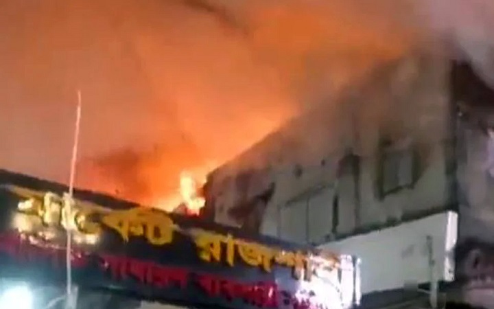 রাজশাহীর আরডিএ মার্কেটে ভয়াবহ আগুন