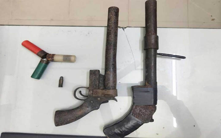 পাবনায় অভিযানে পরিত্যক্ত অবস্থায় গুলিসহ দুটি আগ্নেয়াস্ত্র জব্দ