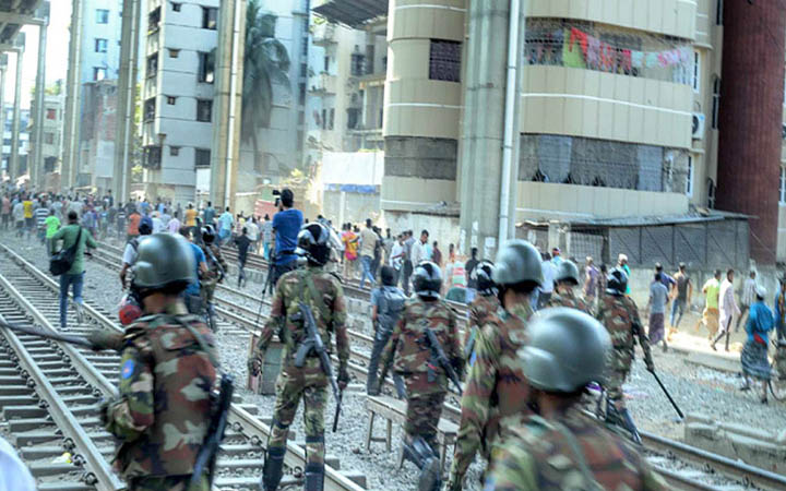 মহাখালীতে অটোরিকশা চালকদের সেনাবাহিনীর ধাওয়া