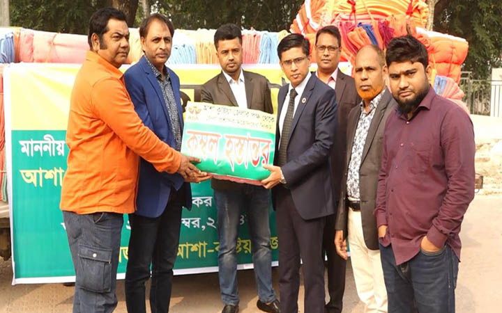 কুষ্টিয়ায় শীতার্তদের জন্য জেলা প্রশাসকের কাছে আশার কম্বল হস্তান্তর