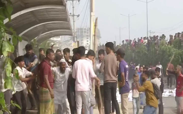 ৩ কলেজের শিক্ষার্থীদের সংঘর্ষে রণক্ষেত্র যাত্রাবাড়ী