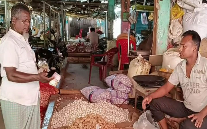 হিলিতে কমেছে পেঁয়াজ ও আলুর দাম