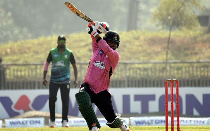 সিলেটের বিপক্ষে ঝড় তুললেন তামিম