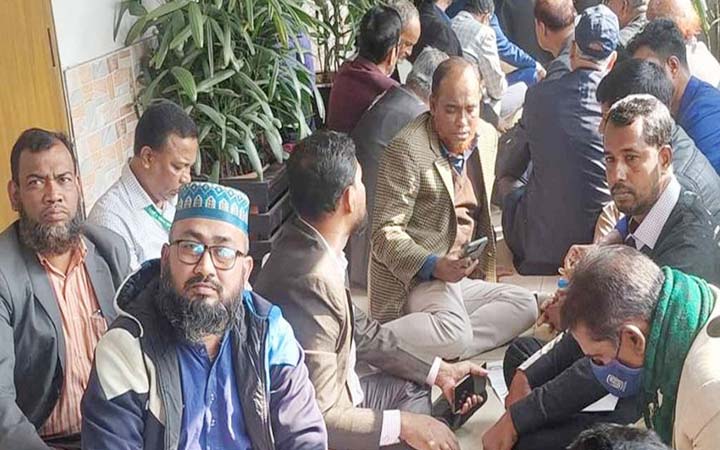 জনপ্রশাসন মন্ত্রণালয়ে কর্মকর্তা-কর্মচারীদের অবস্থান