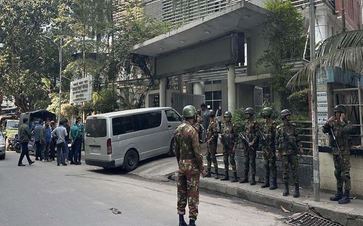 আউটসোর্সিং কর্মীদের নিয়োগের দাবিতে মাদকের ডিজিকে অবরুদ্ধ