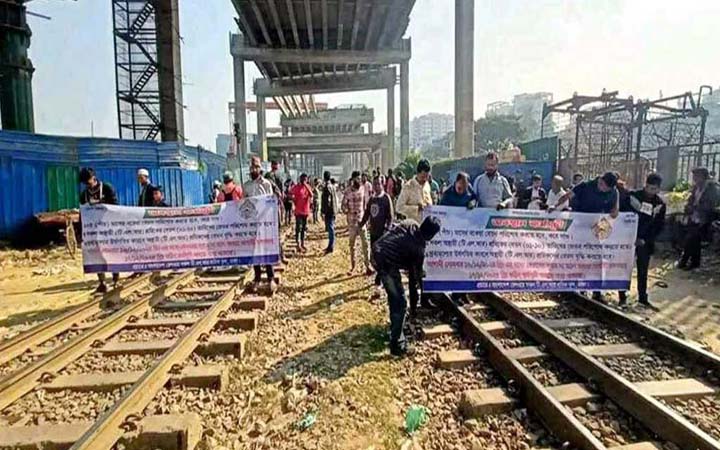 রেলপথ ছাড়লেন অস্থায়ী শ্রমিকরা, ট্রেন চলাচল শুরু
