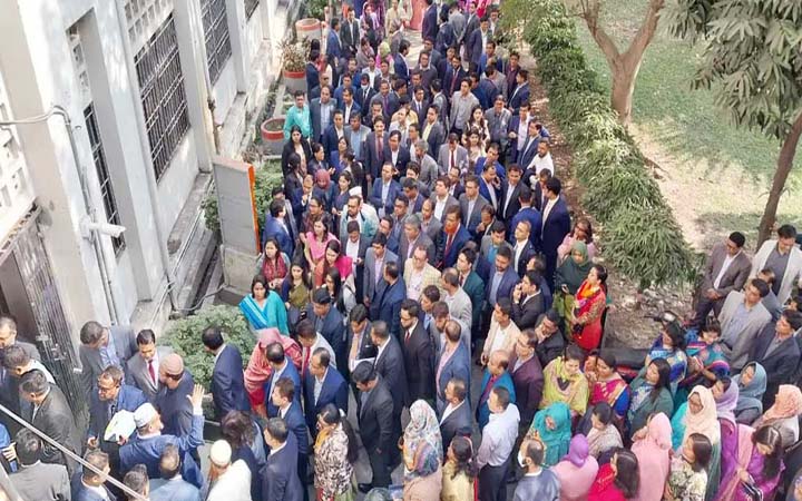 আন্দোলনে নামলেন ২৫ ক্যাডারের কর্মকর্তারা