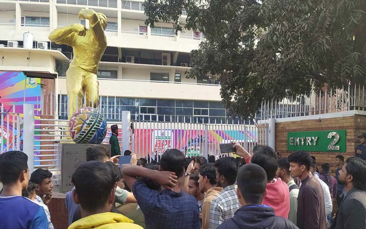 টিকিট না পাওয়ায় মিরপুরে দর্শকদের বিক্ষোভ