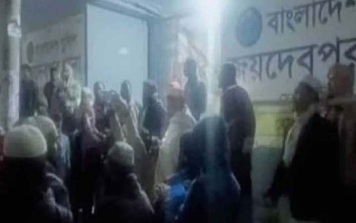 আওয়ামী লীগ নেতাকে ছাড়াতে থানার সামনে জামায়াতের বিক্ষোভ