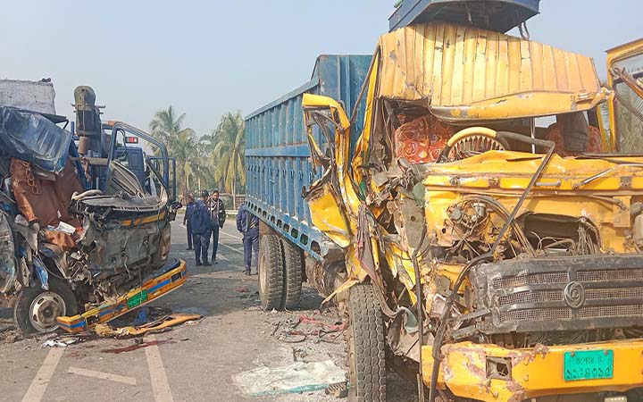 পিকআপ-ট্রাকের মুখোমুখি সংঘর্ষে নিহত ১, আহত ৪