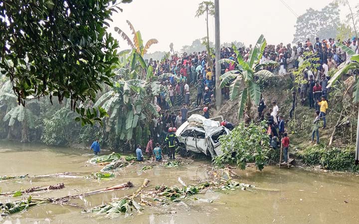 ফরিদপুরে মাইক্রোবাসে ট্রেনের ধাক্কা, নিহত ৫