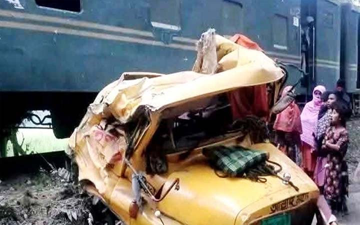 ট্রেনের ধাক্কায় দুমড়ে-মুচড়ে গেল ট্রাক, ৫ ঘণ্টা চলাচল বন্ধ