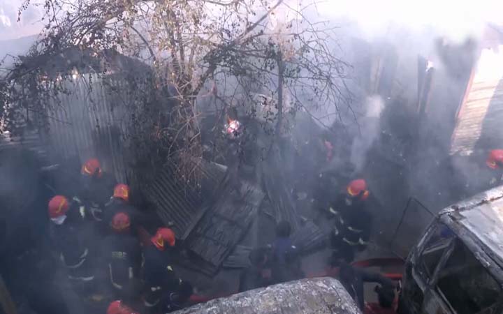 তেজগাঁও ট্রাকস্ট্যান্ডের আগুন নিয়ন্ত্রণে