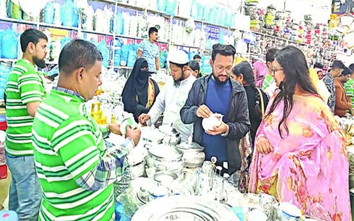 ছুটির দিনে মানুষের ঢল, জমজমাট বাণিজ্য মেলা