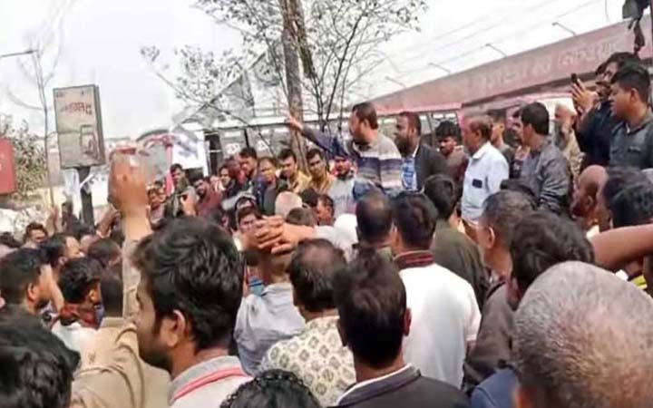 মহাখালী বাস টার্মিনালের রাস্তা অবরোধ