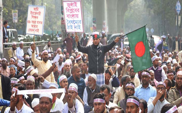 দাবি মানতে দুপুর ২টা পর্যন্ত সময় দিলেন মাদরাসা শিক্ষকরা