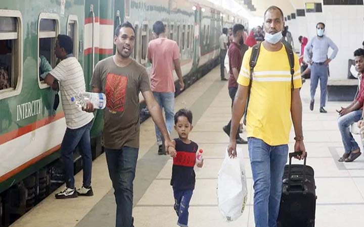 ট্রেন চললেও শিডিউল বিপর্যয়ে ভোগান্তিতে যাত্রীরা