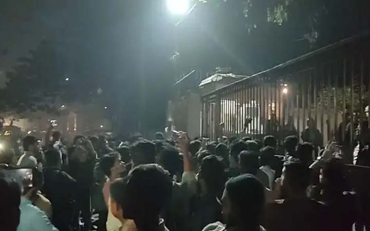 আ.লীগের সাবেক ২ এমপি থাকার গুঞ্জন, নেভি হল ঘেরাও