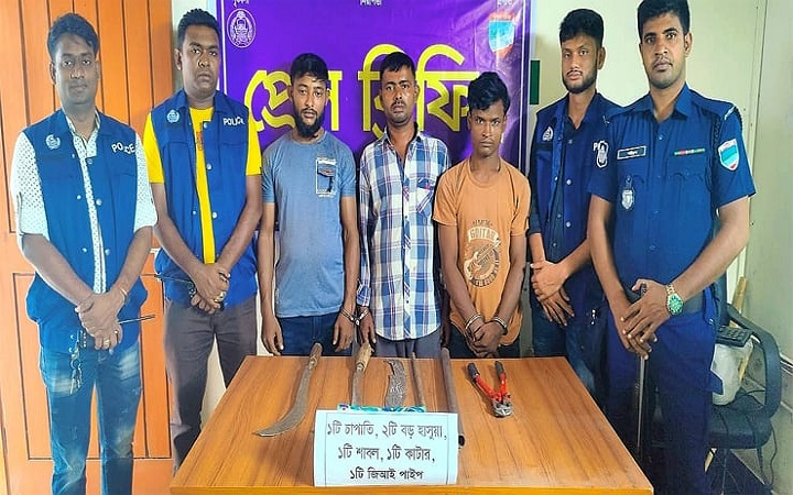 সাতক্ষীরায় দেশীয় অস্ত্রসহ তিন ডাকাত আটক