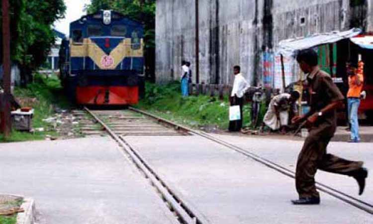 উল্লাপাড়ায় রেলক্রসিংয়ে ট্রেন-মাইক্রোবাস সংঘর্ষে  নিহত ৯