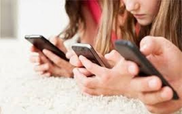 দেশের ৬৮ শতাংশ নারী ফোন ব্যবহার করেন