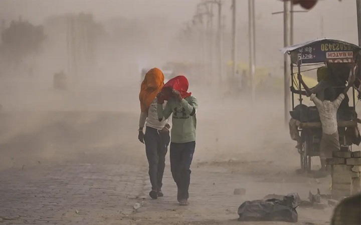 ভারতে শক্তিশালী ঝড় ও বৃষ্টিতে ৩৩ জনের মৃত্যু