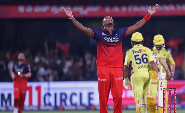 ৪২৪ রানের থ্রিলারে চেন্নাইকে হারিয়ে শীর্ষে বেঙ্গালুরু