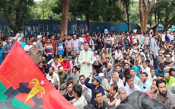 নগরভবনে তালা দিয়ে ৬ষ্ঠ দিনের মতো বিক্ষোভ কর্মসূচিতে ইশরাক সমর্থকরা