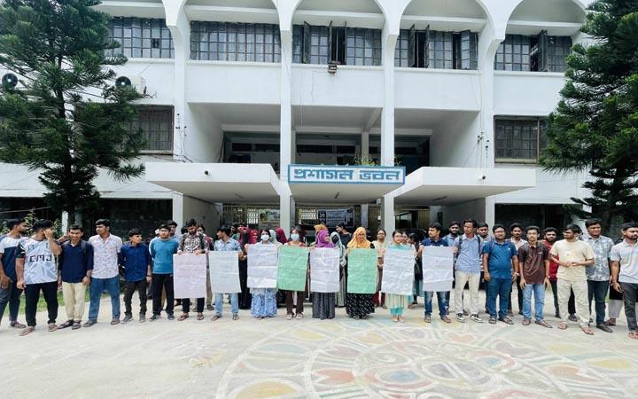 সাংবাদিকদের ওপর হামলার প্রতিবাদে ইবি শিক্ষার্থীদের মানববন্ধন