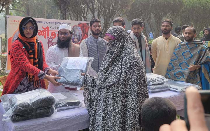 অর্ধশতাধিক শীতার্ত মানুষের মাঝে ইবি সিআরসি'র শীতবস্ত্র বিতরণ