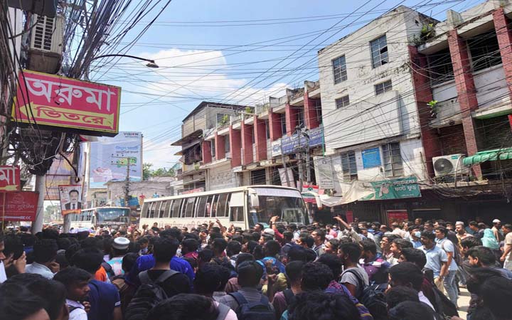 বাস ড্রাইভারকে হেনস্থা করায় পাবিপ্রবি শিক্ষার্থীদের সড়ক অবরোধ