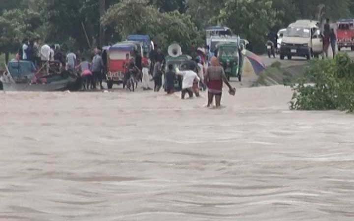 ডুবছে রাস্তাঘাট, প্লাবিত হচ্ছে নিম্নাঞ্চল