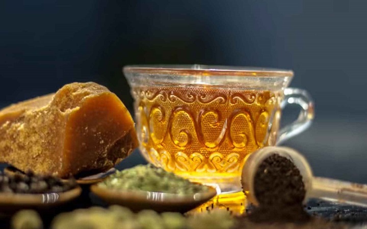 রোজ সকালে খালি পেটে গুড়ের পানি খেলে কী হয়?