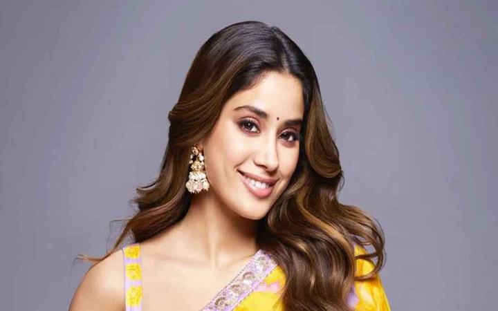 হাতের মেহেদিতে কার নাম লিখলেন জাহ্নবী কাপুর?