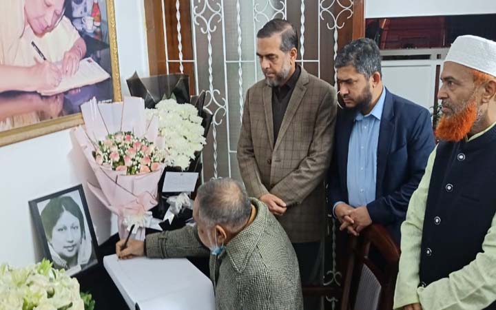 বিএনপি কার্যালয়ে শোক বইতে জামায়াতের নায়েবে আমিরের স্বাক্ষর