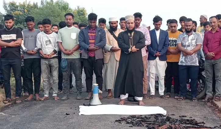 সড়কের ‘আত্মার মাগফেরাত কামনায়’ প্রতীকী জানাজা