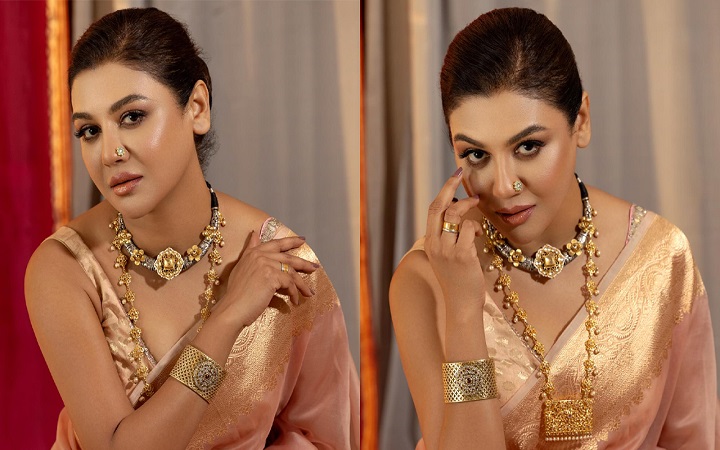 শাড়িতে মুগ্ধতা ছড়ালেন জয়া