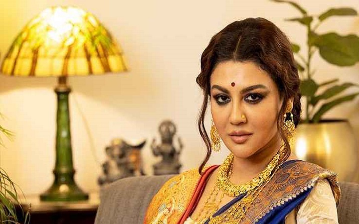 মায়ের বিয়ের শাড়িতে জয়া