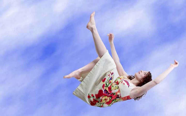 ঘুমের ঘোরে আচমকা শরীর কেঁপে ওঠে কেন?