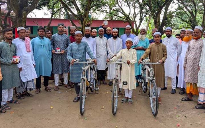 ৬০ দিন জামাতে নামাজ পড়ে সাইকেল বই উপহার পেলেন ১৩ যুবক