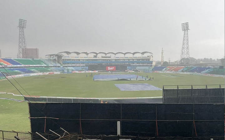 চট্টগ্রামে ঝুম বৃষ্টি; খেলা বন্ধ