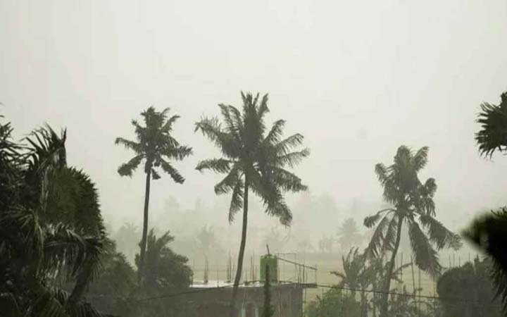 রাতের মধ্যেই ১৮ অঞ্চলে হতে পারে ঝড়