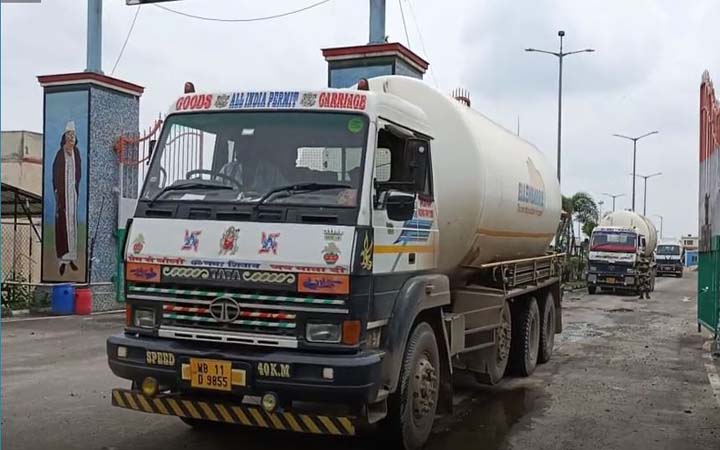 ঈদের বন্ধের মধ্যেও বেনাপোল বন্দর দিয়ে ১৭৯ টন ৫০০কেজি অক্সিজেন আমদানি