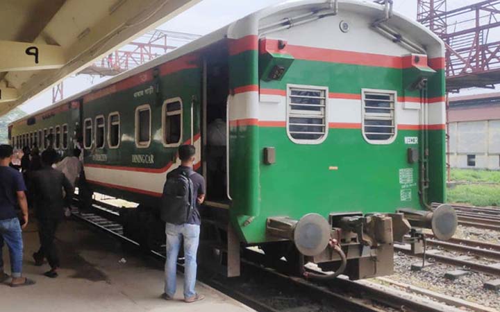 যাত্রীবোঝাই বগি রেখেই চলে গেল ট্রেন