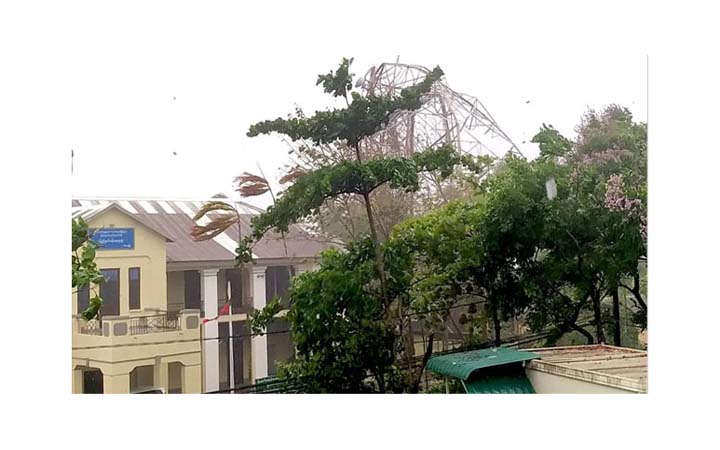 মিয়ানমারে মোখার তাণ্ডবে ভেঙে পড়ল মোবাইল টাওয়ার