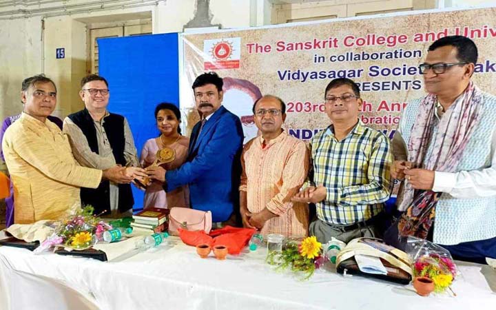 বিদ্যাসাগর পুরস্কার পেলেন ইবির সাবেক উপাচার্য