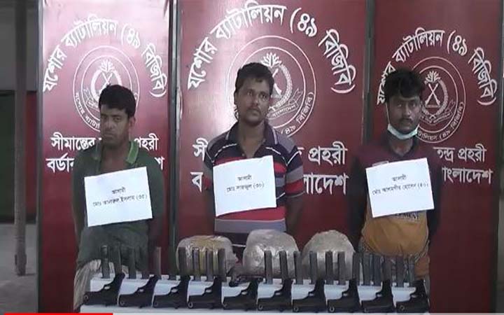 ঘিবা সীমান্ত থেকে অস্ত্র,গুলি ও গাঁজাসহ ৩ জন আটক