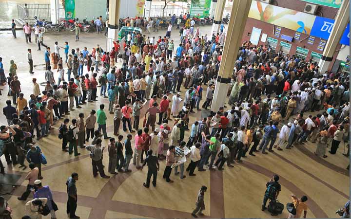 টিকিটের আশায় রেলস্টেশনে রাতের পর রাত