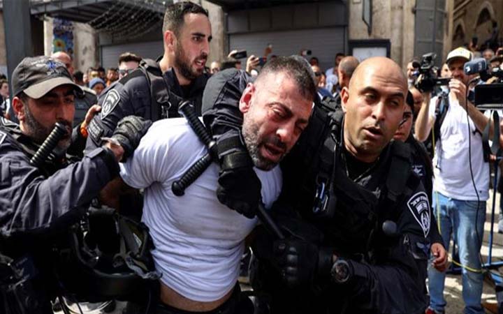 আল জাজিরার নিহত সাংবাদিকের শেষকৃত্যের সময় ইসরাইলি পুলিশের লাঠিপেটা