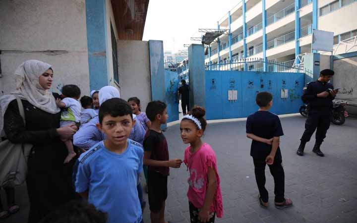 গাজায় স্কুলে ইসরাইলের ক্ষেপণাস্ত্র হামলা